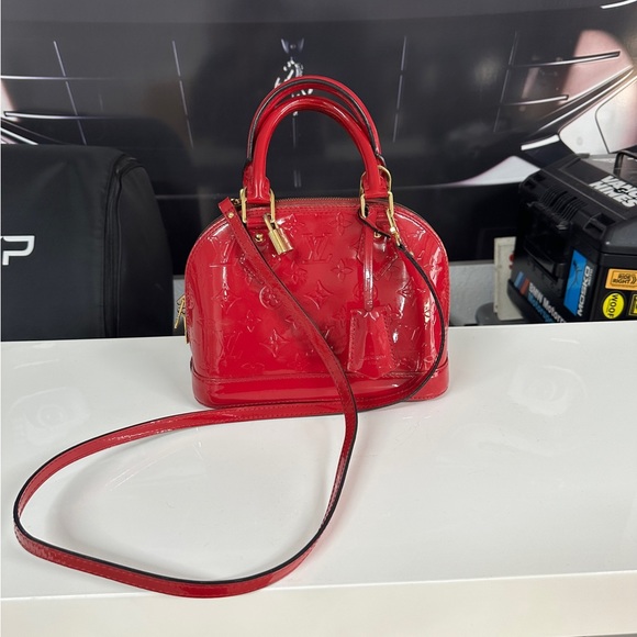 Louis Vuitton - Picture 6 of 7